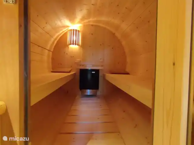 Het is een Finse sauna, maar qua gezelligheid zou je haast zeggen een Achterhoekse sauna.